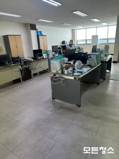 진해사무실청소 바닥왁스코팅으로 바닥관리를 편하게 도와드립니다 현장 사진